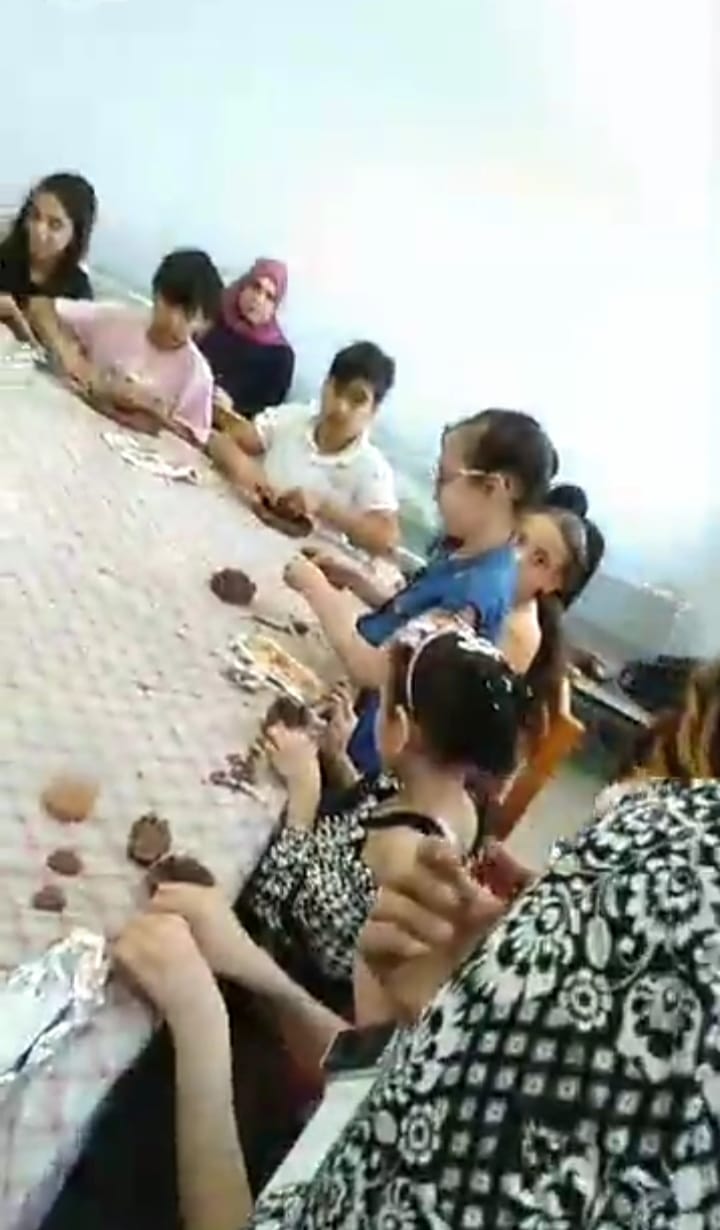 اطفال يشاركون في ورشة فنية بمتحف كفر الشيخ
