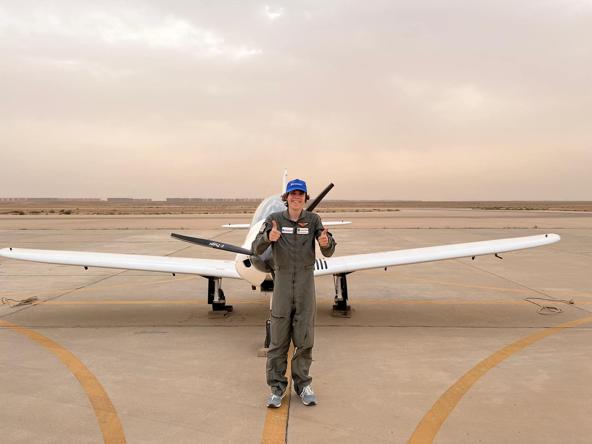 مارك روثرفورد أصغر طيار مع طائرته الخاصة بمصر