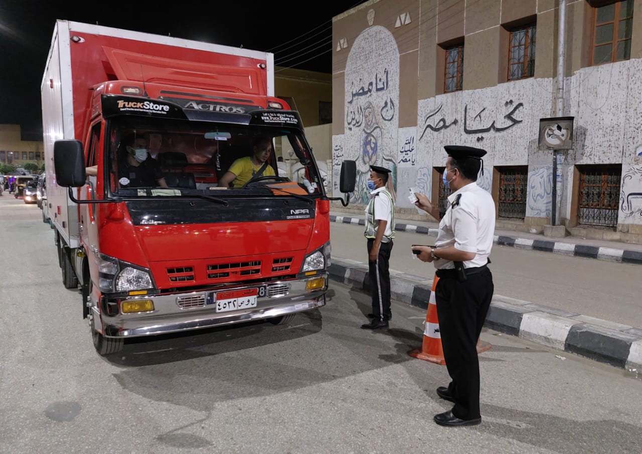 رجال مرور إسنا يقودون حملات بشوارع المدينة  (5)