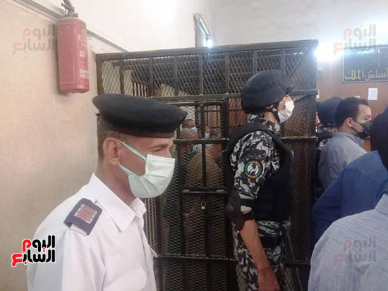 الظهور-الأول-لمصطفى-البنك-مستريح-أسوان-فى-قفص-المحكمة-(4)