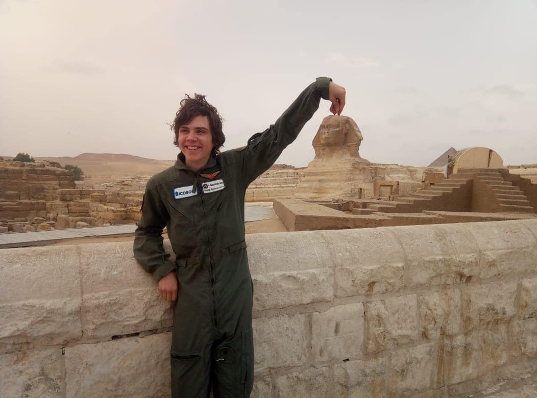 أصغر طيار فى العالم مع تمثال أبو الهول