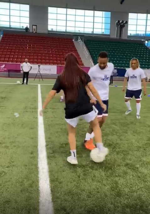 Neymar perd le contrôle du ballon devant Lisa
