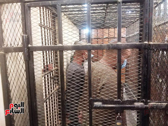 الظهور-الأول-لمصطفى-البنك-مستريح-أسوان-فى-قفص-المحكمة-(1)