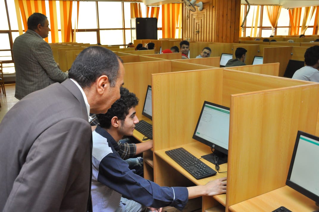 اختبارات إلكترونية لطلاب الفرقة الأولى شعبة الإنجليزية بتجارة كفر الشيخ (4)