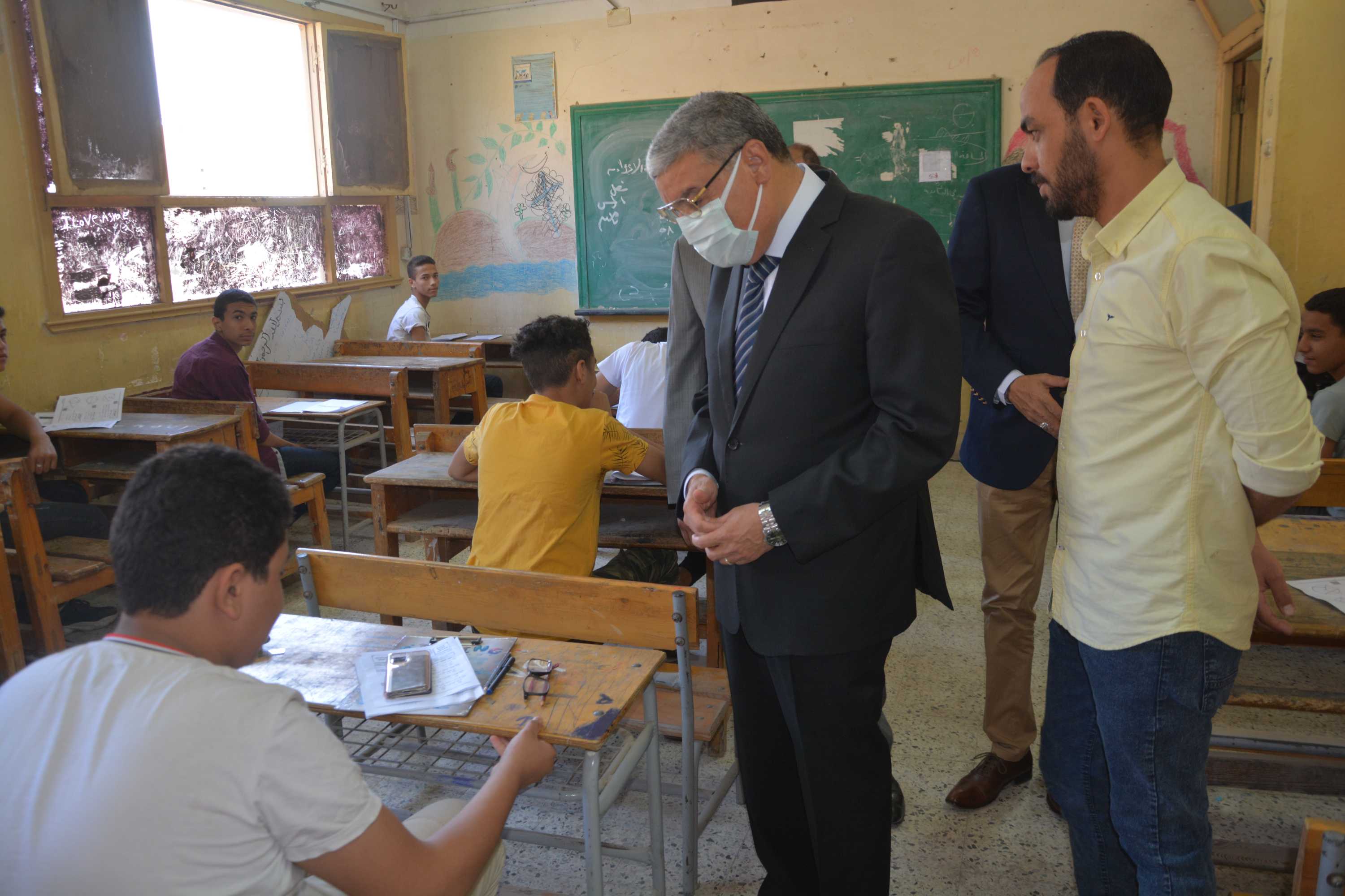 محافظ المنيا يتفقد سير الامتحانات (1)