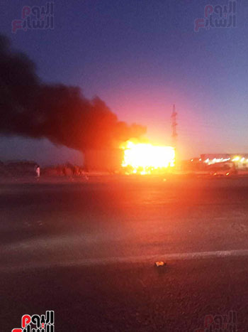 السيطرة على حريق في شاحنة ليبية محملة بالملابس غربي الضبعة (2)