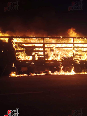 السيطرة على حريق في شاحنة ليبية محملة بالملابس غربي الضبعة (1)