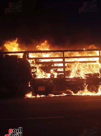 السيطرة على حريق في شاحنة ليبية محملة بالملابس غربي الضبعة (3)