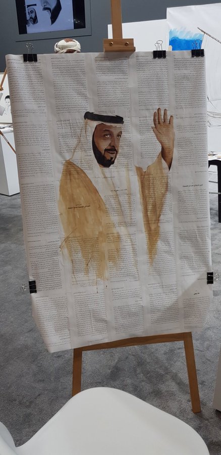 لوحة للشيخ خليفة بن زايد رحمه الله بالقهوة فى معرض أبوظبى للكتاب 2022