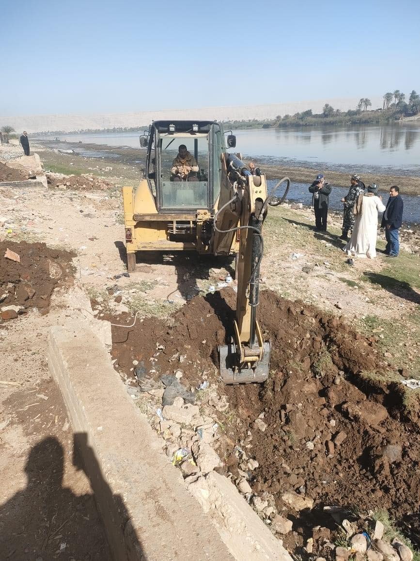 تنفيذ 4 قرارات إزالة تعديات بالردم على نهر النيل بمركز المراغة  (2)