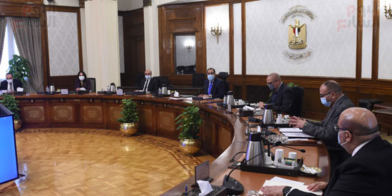 رئيس الوزراء يعقد اجتماعاً لبحث إجراءات تنظيم قطاع التطوير العقاري  (4)