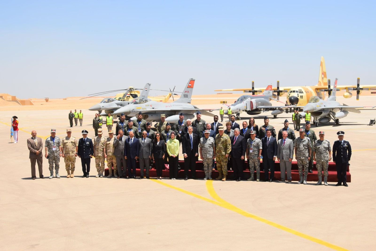 القوات الجوية تحتفل بمرور 40 عاماً على هبوط أول طائرة  F16 بمصر (1)
