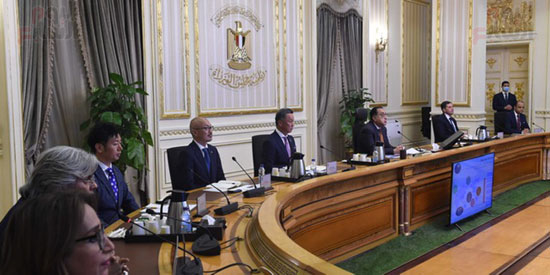 رئيس الوزراء يلتقي مسئولي شركة مصر أوتسوكا للمستحضرات الطبية (3)