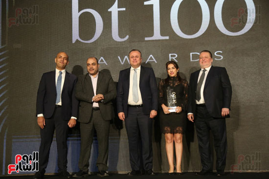 بدء تسليم الجوائز للشركات باحتفالية bt100 (27)