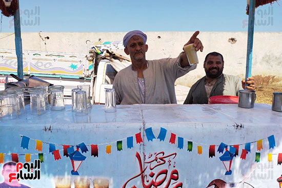 عم إبراهيم مع 50 سنة من بيع عصير القصب بسوق المواشى (2)