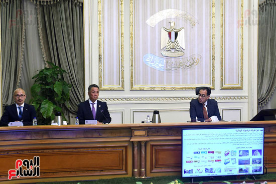 رئيس الوزراء يلتقي مسئولي شركة مصر أوتسوكا للمستحضرات الطبية (5)