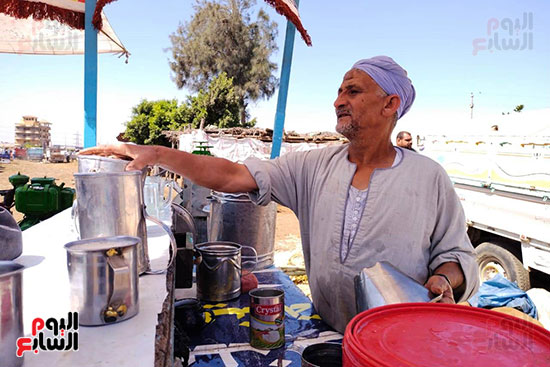عم إبراهيم مع 50 سنة من بيع عصير القصب بسوق المواشى (5)