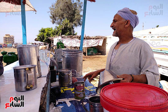 عم إبراهيم مع 50 سنة من بيع عصير القصب بسوق المواشى (6)