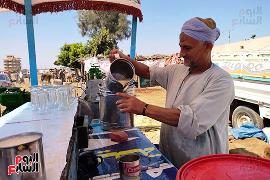 عم إبراهيم مع 50 سنة من بيع عصير القصب بسوق المواشى (4)