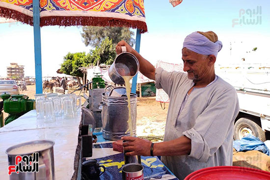 عم إبراهيم مع 50 سنة من بيع عصير القصب بسوق المواشى (3)