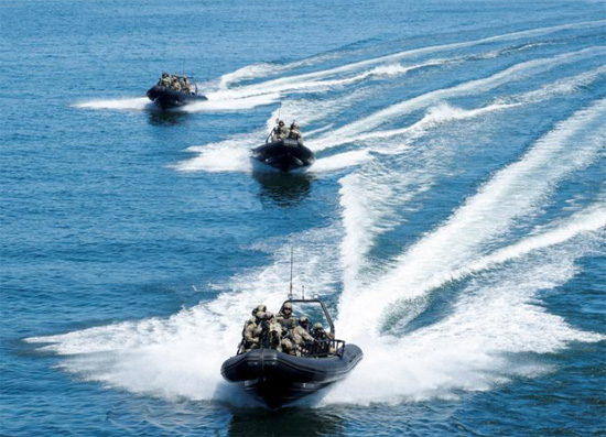يظهر جنود على متن سفن بينما تقوم قوات الناتو البحرية الرومانية والبريطانية والأمريكية بتنفيذ تدريبات