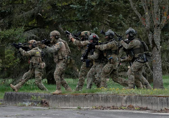 جنود يشاركون في تدريب السيف المشتعل الذي نفذته قوات حلف شمال الأطلسي