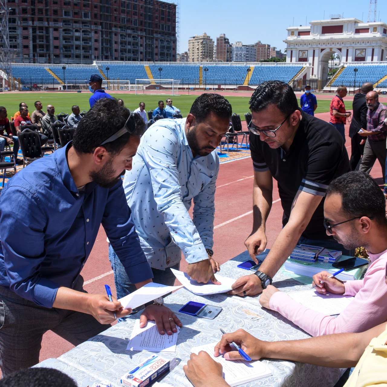 إجراء القرعة العلنية لـ 400 فرد من الباعة الجائلين بالسوق الحضاري الجديد فى الإسكندرية (5)