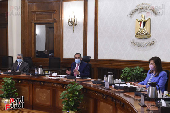 رئيس الوزراء يتابع خطط التوسع في إقامة مشروعات تحلية مياه البحر (2)
