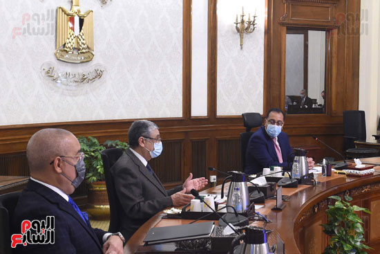 رئيس الوزراء يتابع خطط التوسع في إقامة مشروعات تحلية مياه البحر (6)