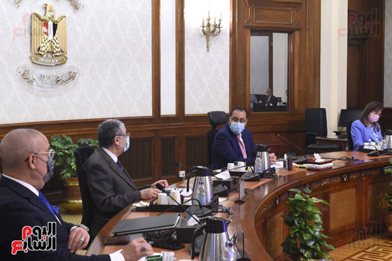 رئيس الوزراء يتابع خطط التوسع في إقامة مشروعات تحلية مياه البحر (5)