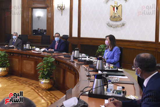 رئيس الوزراء يتابع خطط التوسع في إقامة مشروعات تحلية مياه البحر (1)