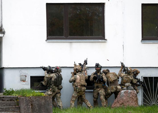 جنود يشاركون في تدريب السيف المشتعل الذي نفذته قوات حلف شمال الأطلسي في كلايبيدا
