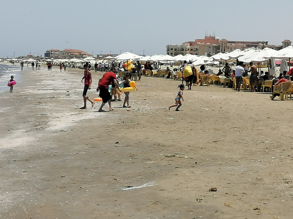 الأطفال يلعبون على البحر