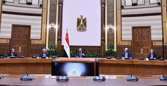 الرئيس السيسي يشهد مراسم توقيع إنشاء منظومة متكاملة للقطار الكهربائى السريع فى مصر (3)