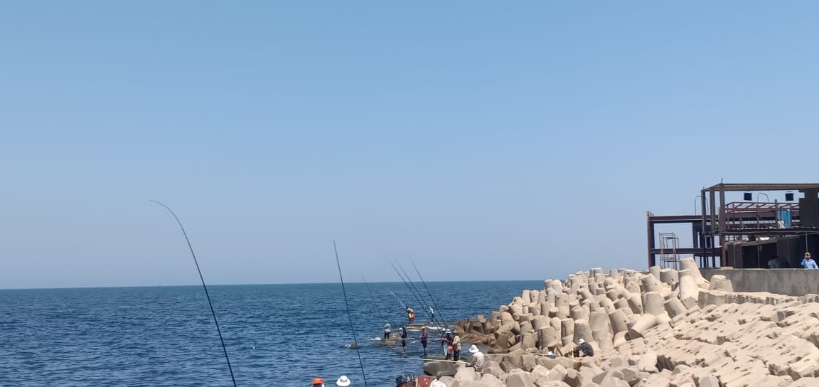 هروب المواطنين للشواطئ وصيد السمك على الكورنيش (1)