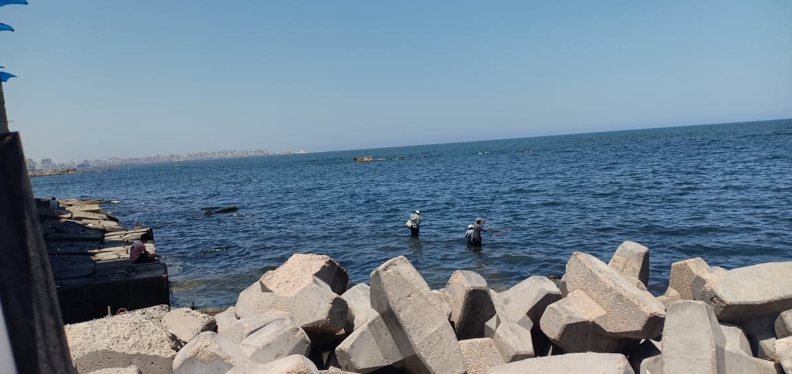 هروب المواطنين للشواطئ وصيد السمك على الكورنيش (4)