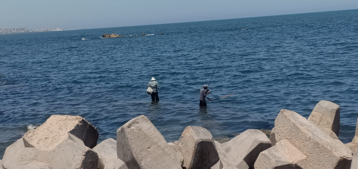 هروب المواطنين للشواطئ وصيد السمك على الكورنيش (5)