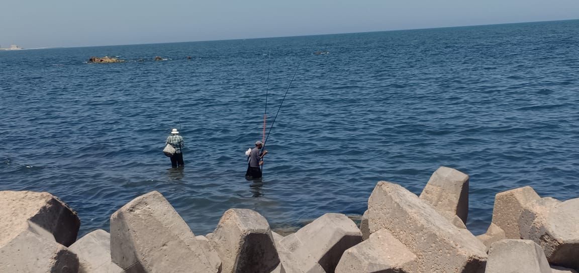 هروب المواطنين للشواطئ وصيد السمك على الكورنيش (2)