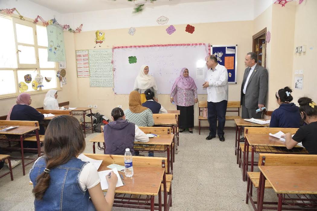 محافظ أسيوط يتفقد بعض لجان امتحانات الدبلومات الفنية محافظ أسيوط يتفقد بعض لجان امتحانات الدبلومات الفنية