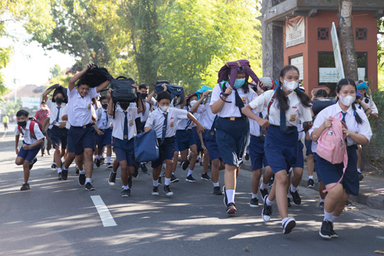 طلاب المدارس فى اندونيسيا