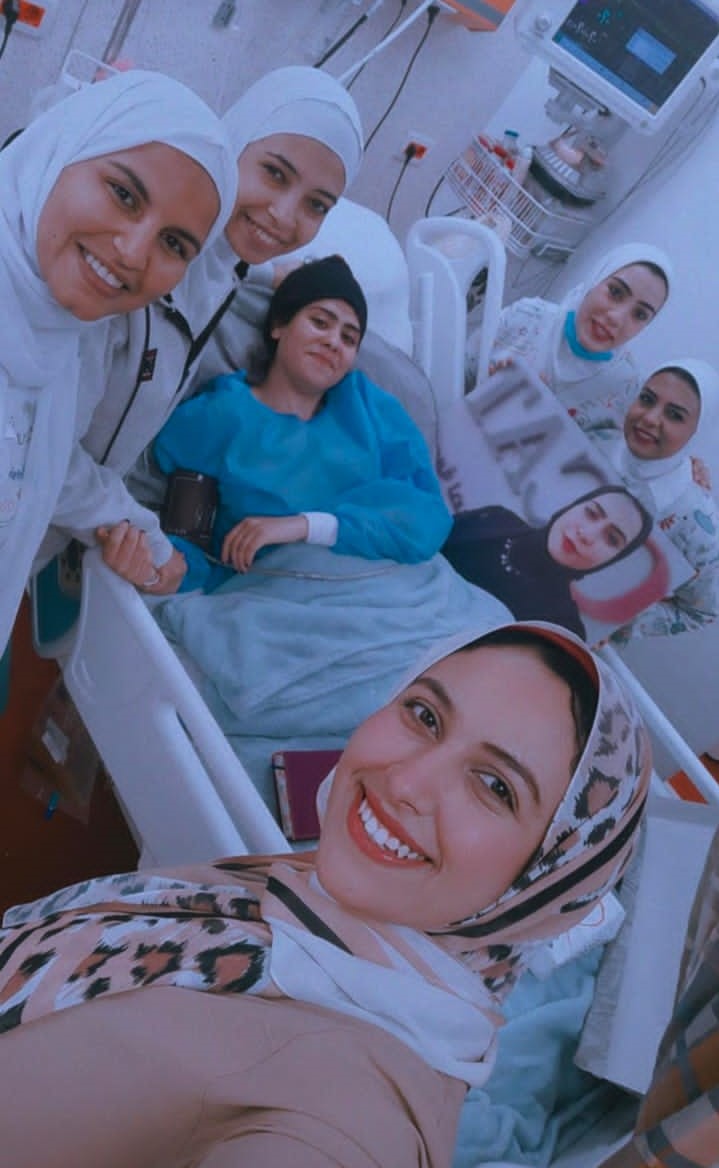 العاملون بمجمع الإسماعيلية الطبي يحتفلون بعيد ميلاد طالبة