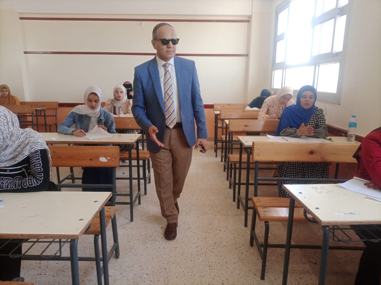 جانب من تفقد وكيل التعليم للامتحانات جانب من تفقد وكيل التعليم للامتحانات