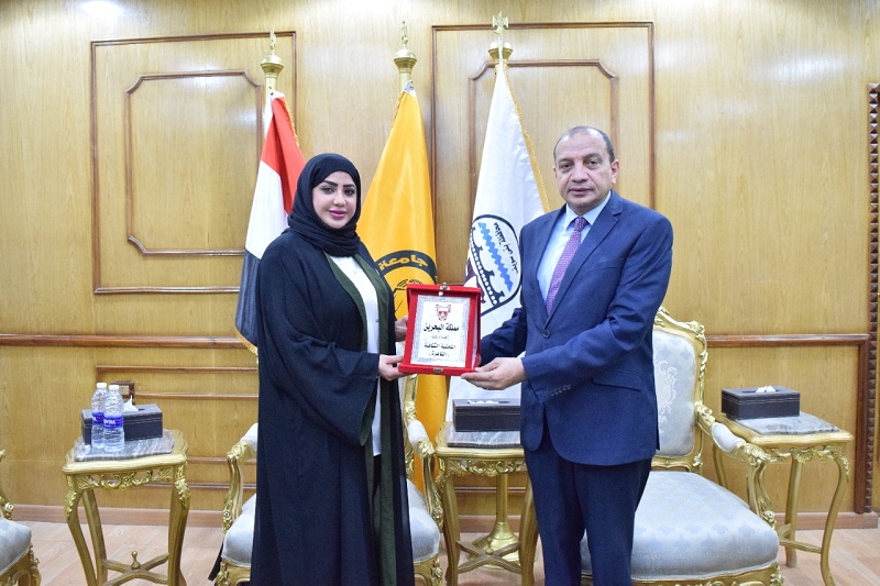 رئيس جامعة بني سويف يستقبل المستشار الثقافي بسفارة مملكة البحرين بالقاهرة (2)