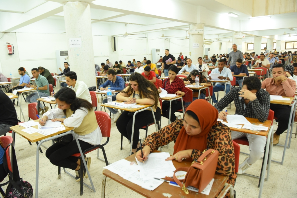 طلاب جامعة أسيوط خلال أداء الإمتحانات