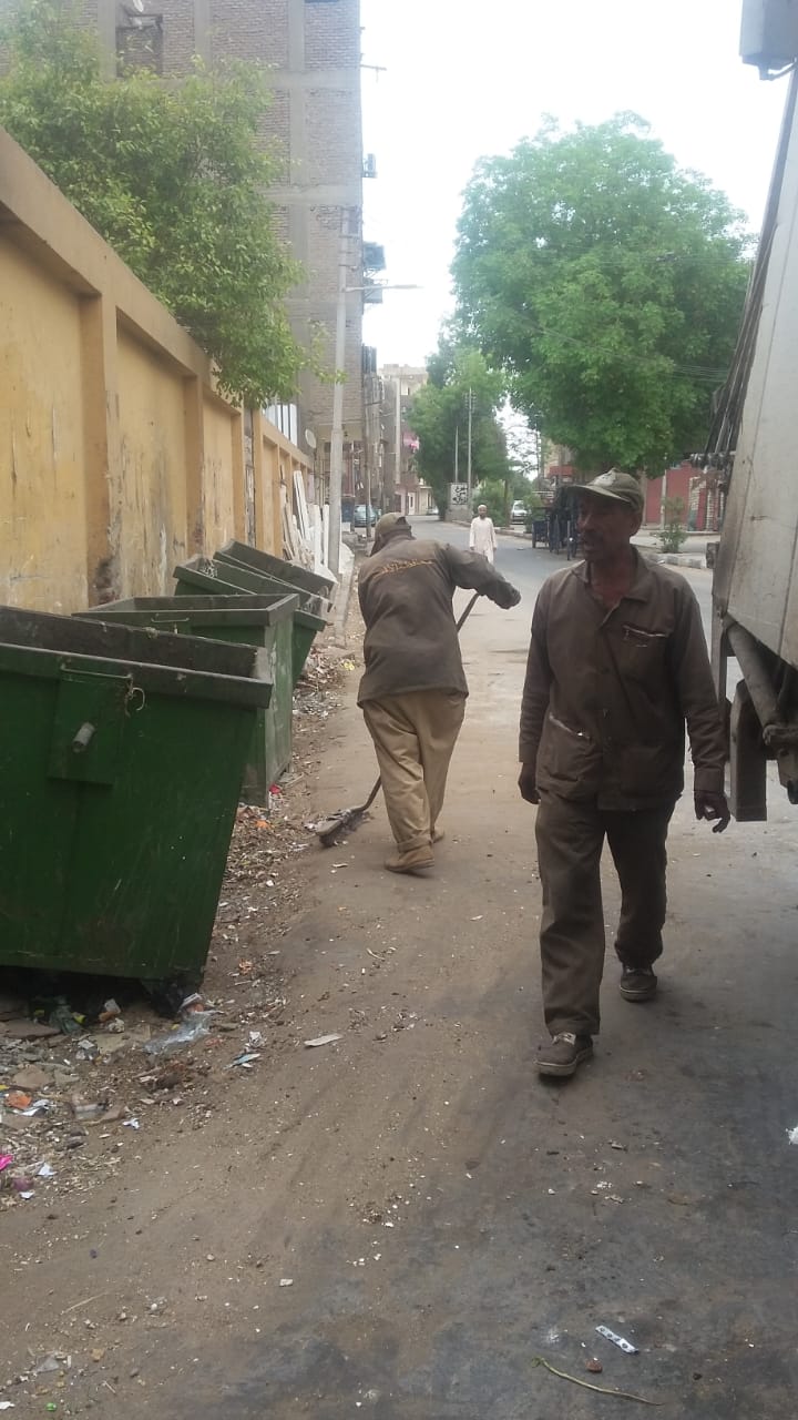رئيس مدينة الأقصر يتفقد منظومة النظافة بشوارع المدينة (2)