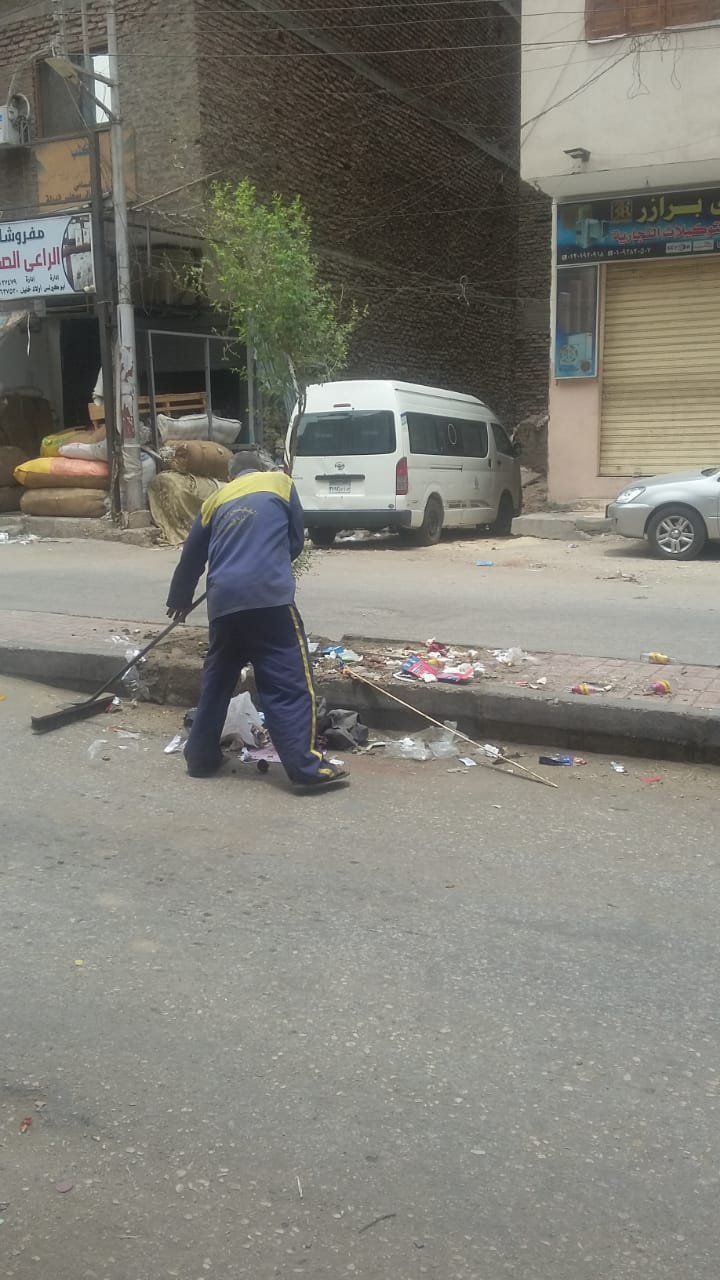 رئيس مدينة الأقصر يتفقد منظومة النظافة بشوارع المدينة (5)