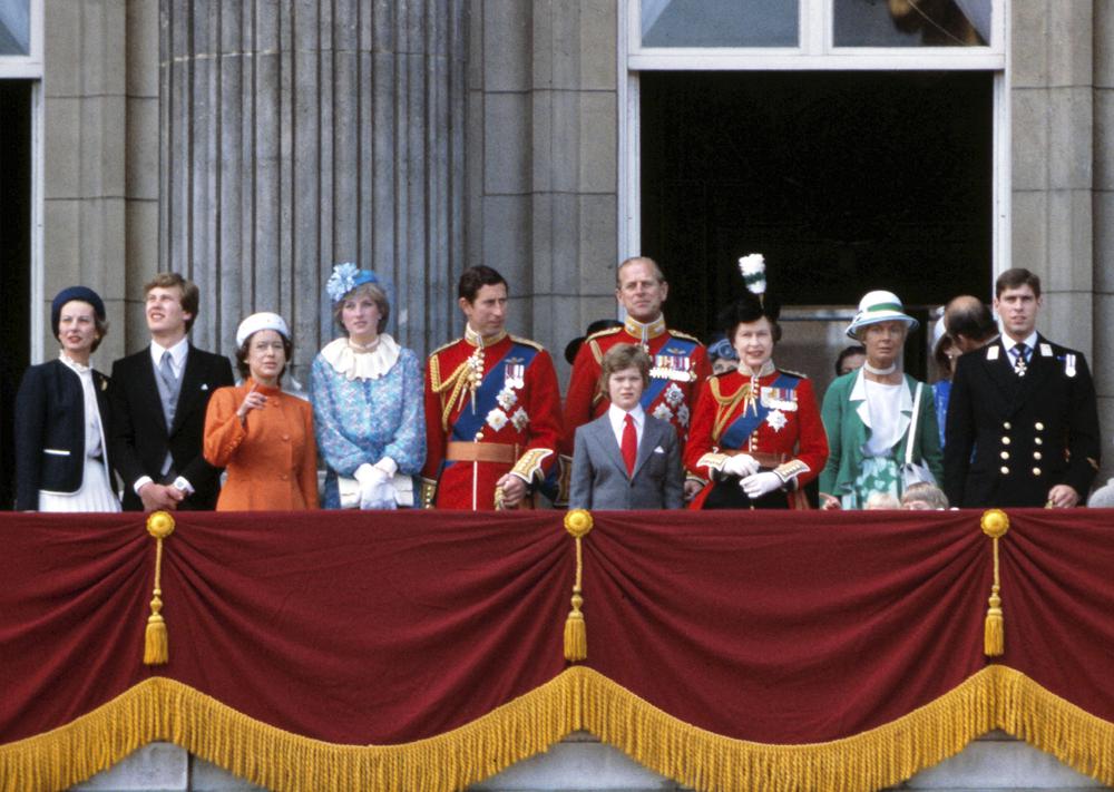 العائلة الملكية ومعها الاميرة ديانا عام 1981