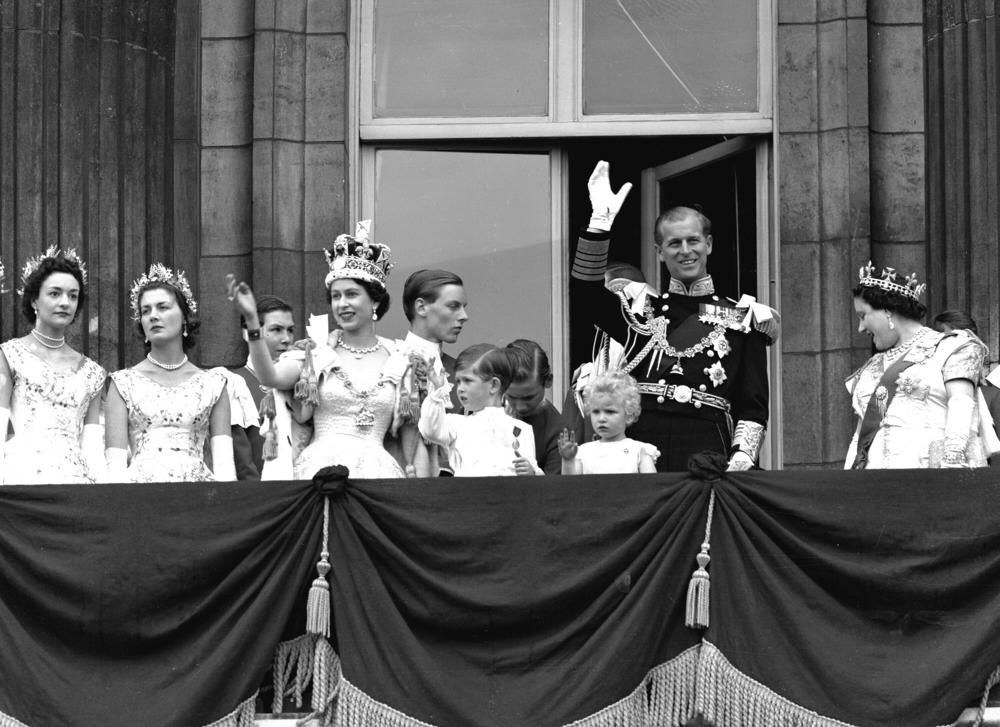 الملكة إليزابيث وسط أبنائها