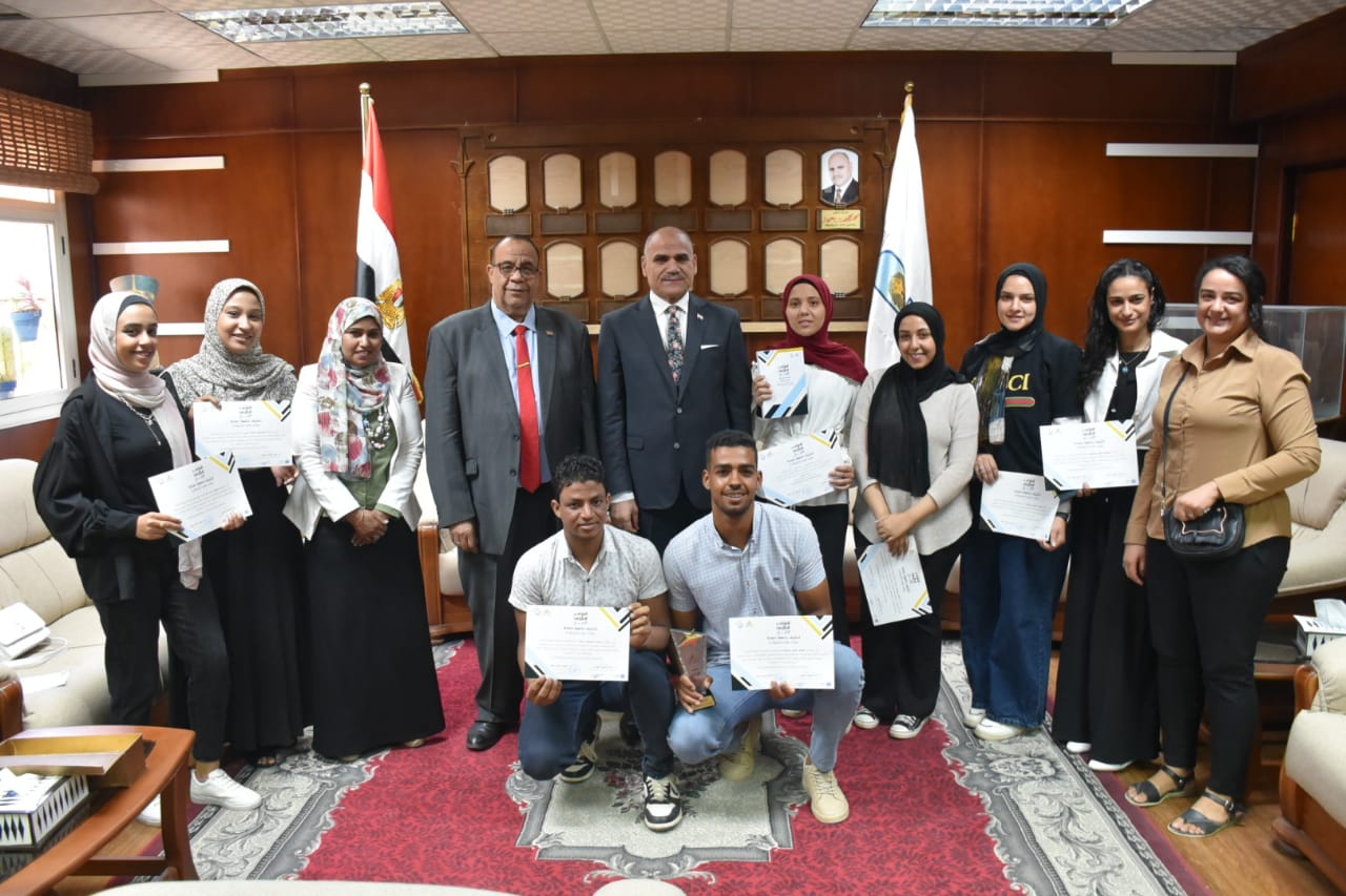 رئيس جامعة الأقصر يكرم الطلاب الفائزين في مؤتمر علماء المستقبل (1)