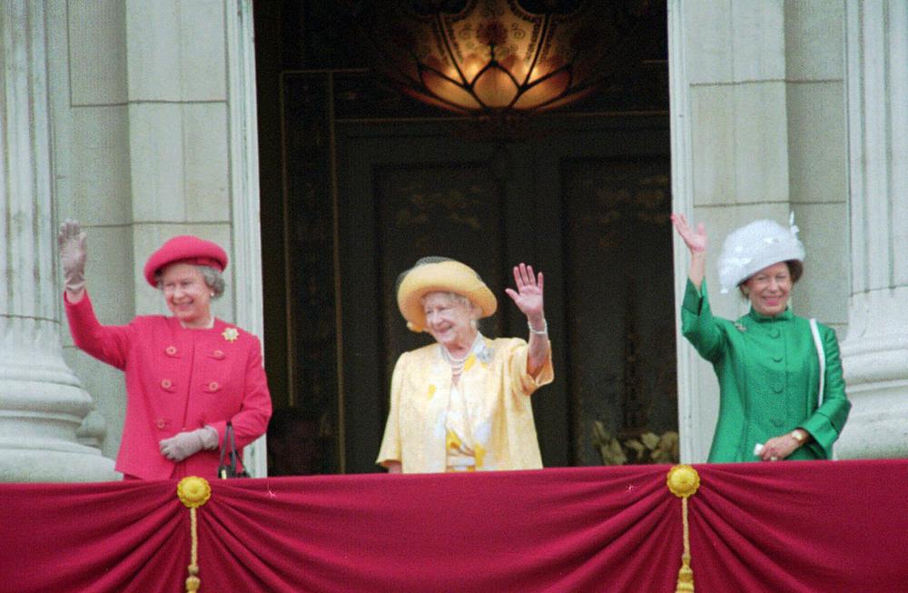 الملكة اليزابيث وشقيقتها ووالدتها
